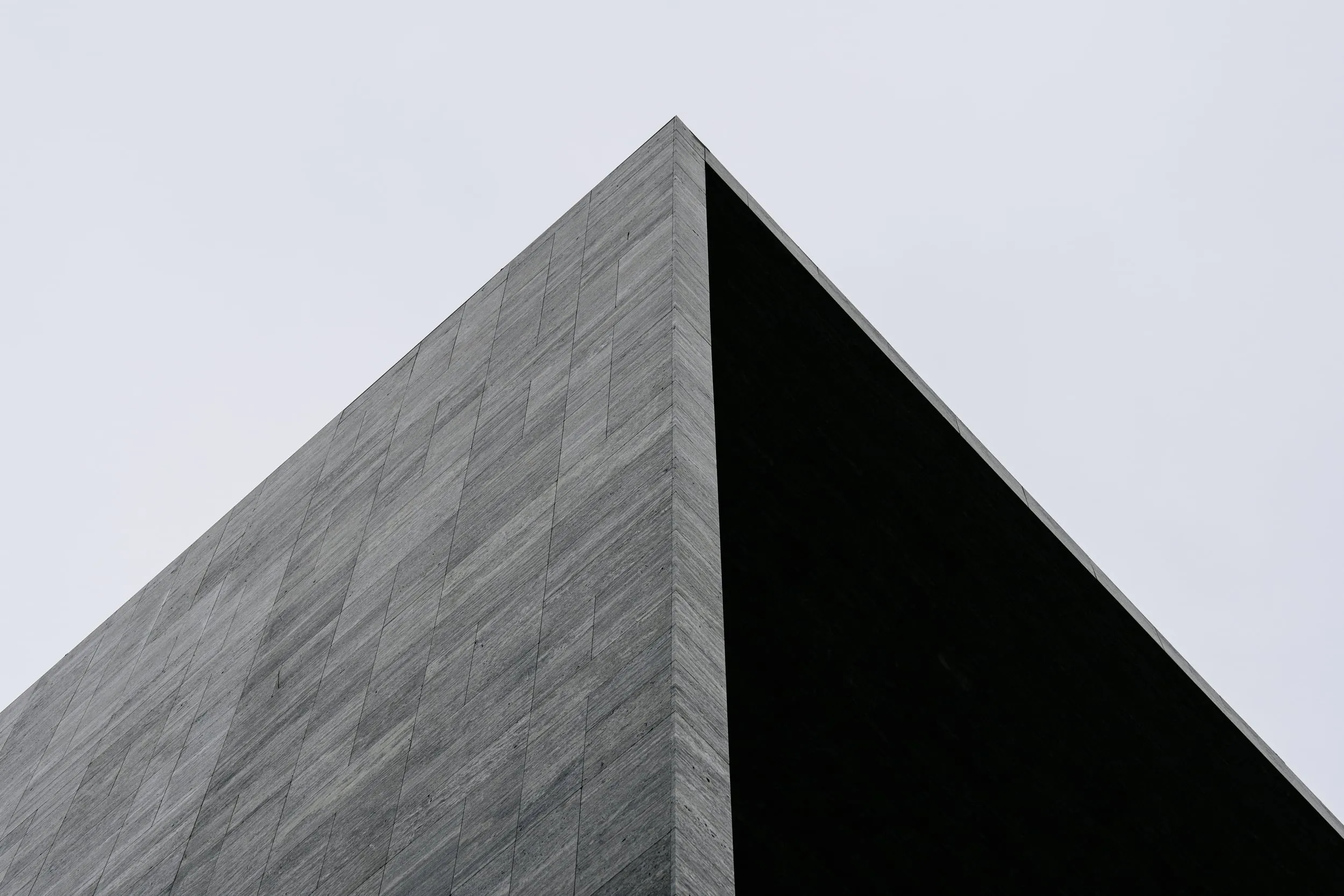 Architettura geometrica in cemento contro cielo neutro
