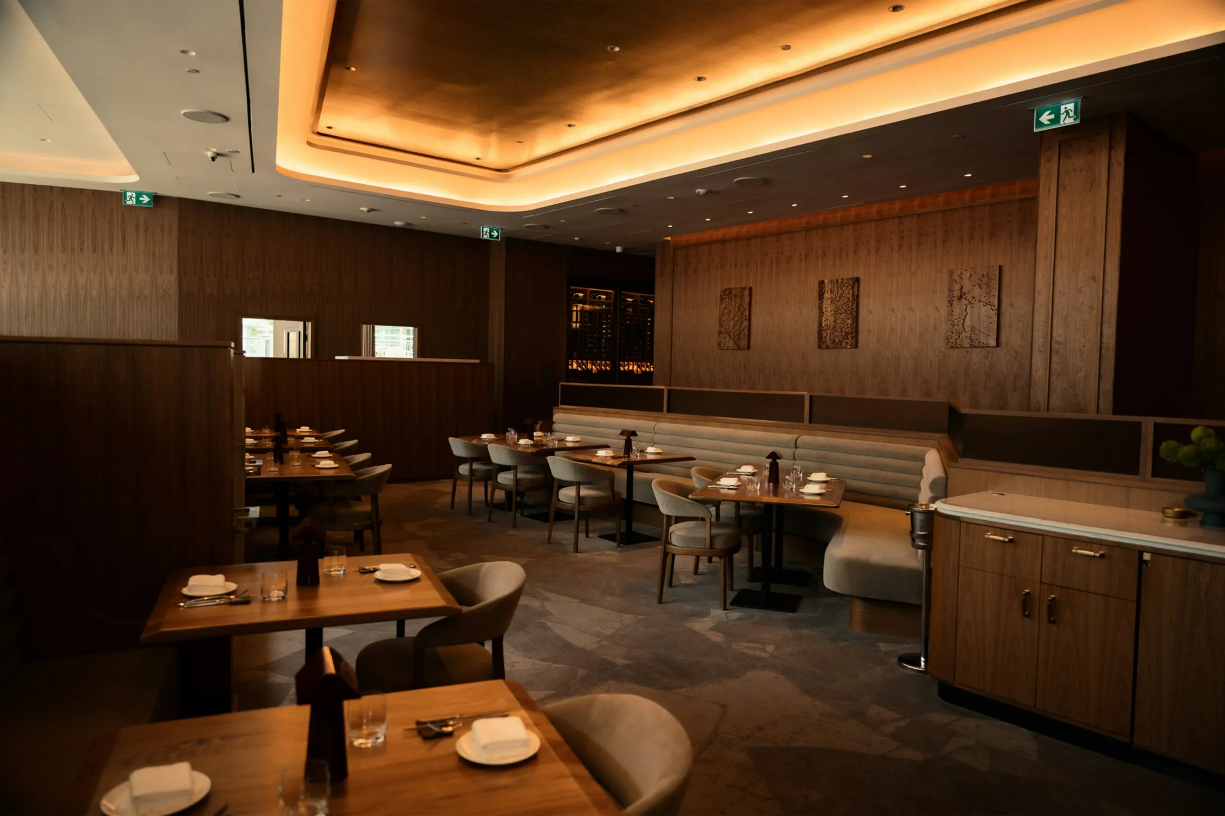 Sala ristorante minimal con dettagli scuri