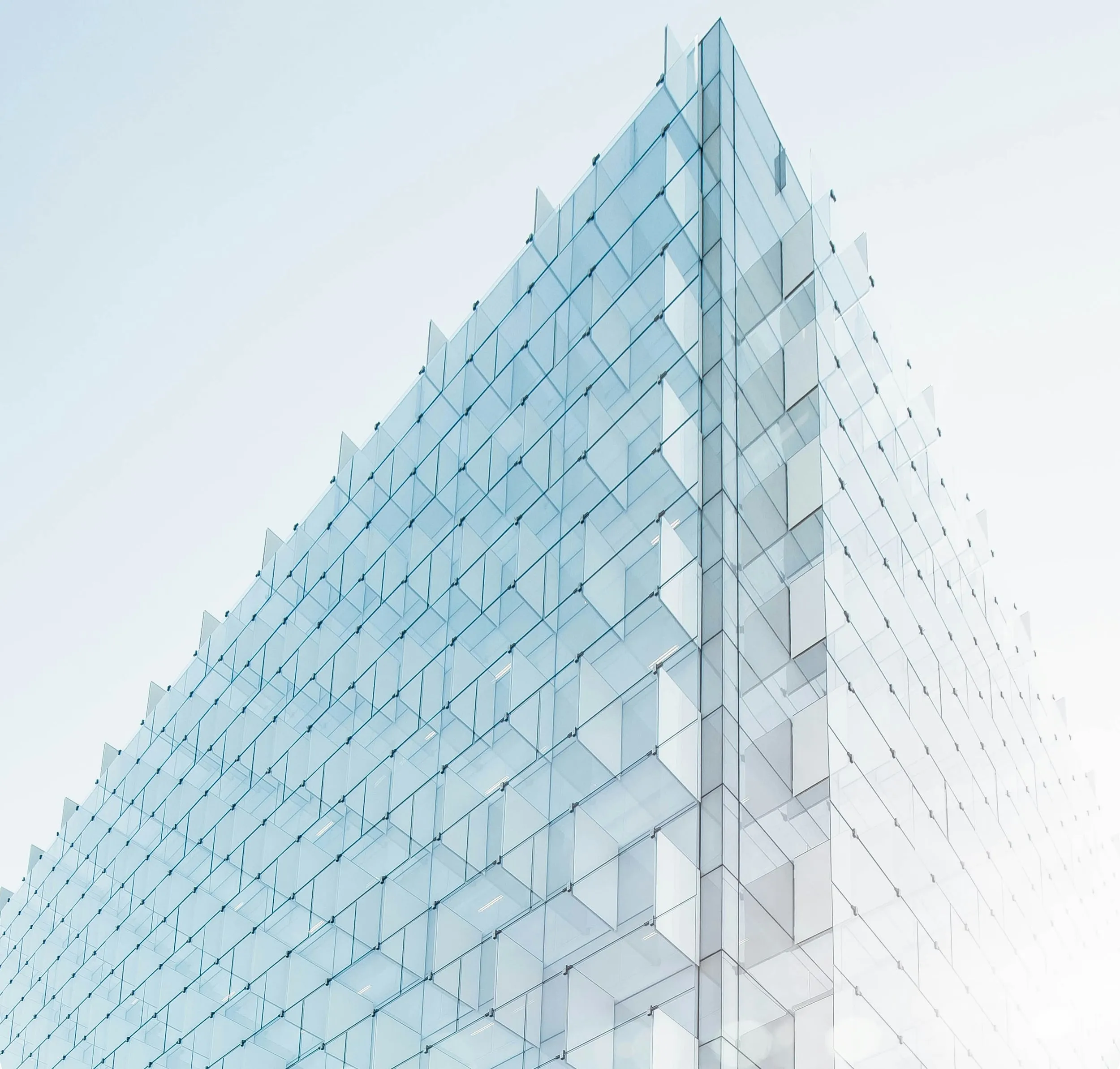 Facciata vetrata geometrica blu chiarissima, astratta