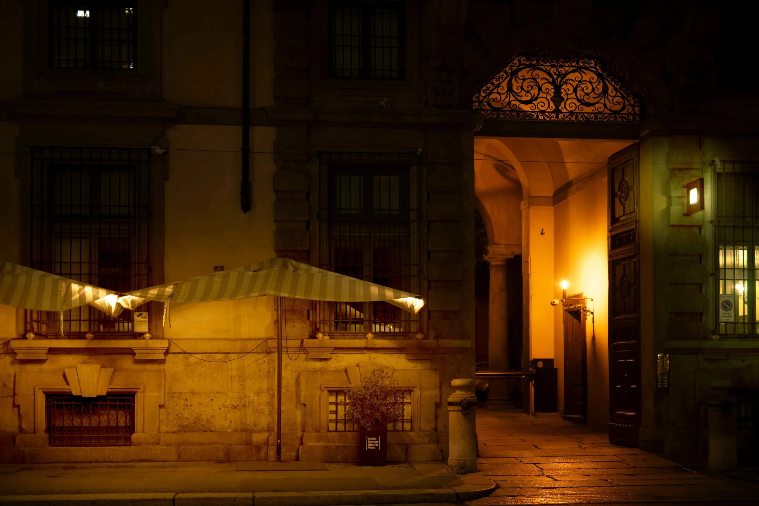 Portone storico italiano illuminato di notte